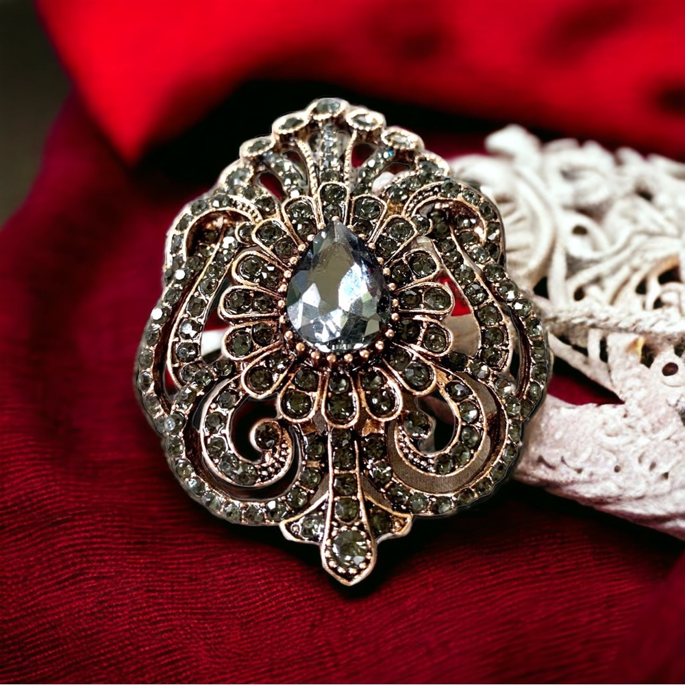 Large Victorian Renaissance Women's Lady Cameo Pendant or Brooch Pin 2.25”